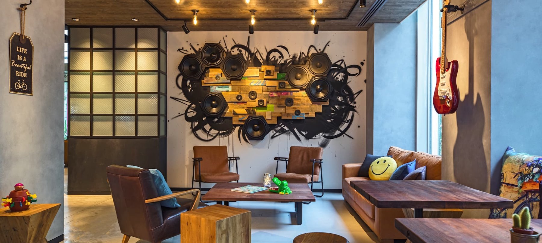 Cafe & Bar