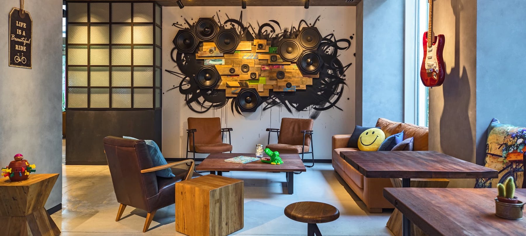 MOXY CAFE & BAR